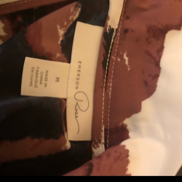 Emerson Rose Beautiful neck interest top. - Picture 5 of 5